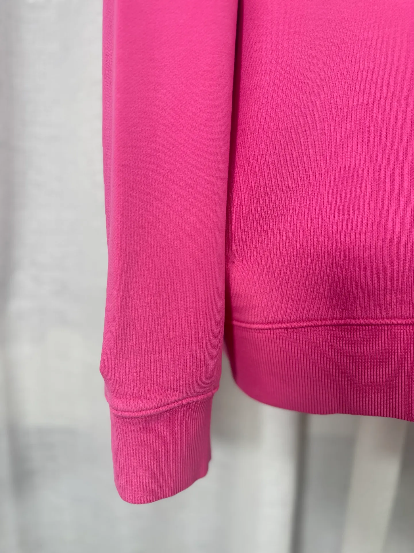 P280 top version, real shot without P, ​​different from market currency) 𝗖𝗵𝗿𝗼𝗺𝗲 𝗛𝗲𝗮𝗿𝘁𝘀/Croxin 2025 Autumn and Winter New Original Single Counter American 3D Rivets and Drill Couple Casual Sweater 👑The highest version! Customized fabric 430g tripe terry fabric! American-style pickled and distressed original fabric, laser-burned flowers, rivets and diamonds, exquisite embroidery of letters! The best-selling model in the counter, very comfortable to wear. Accessories: original molded and authenticated collar label➕100% silk wash label. Genuine purchase-grade original hangtag➕matching hanging rope➕3D hanging beads➕original packaging bag. Craftsmanship: The original version has consistent wiring! The highest version of the armhole matching technique! Color: Pink Black Green Purple Size: S M L XL Style Number: 25-363